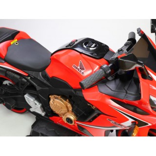 Cestná motorka CBR 650R s plynovou rukoväťou a nožnou brzdou