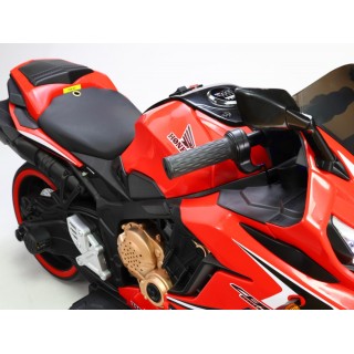 Cestná motorka CBR 650R s plynovou rukoväťou a nožnou brzdou