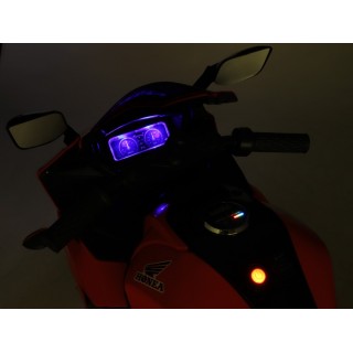 Cestná motorka CBR 650R s plynovou rukoväťou a nožnou brzdou