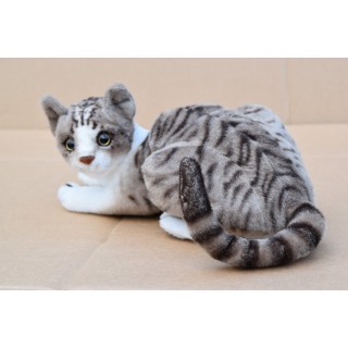 Plyšová mačka ležiaca