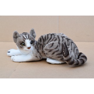 Plyšová mačka ležiaca