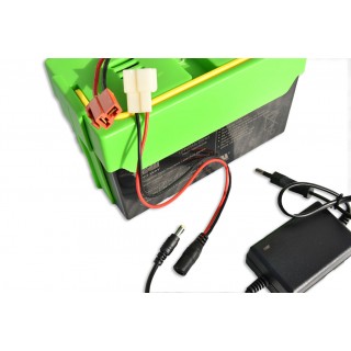 Nabíjačka 12V / 1500mA s LED diódou a nástavcom pre nabíjanie boxu mimo vozidla