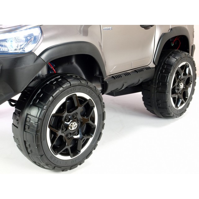 Toyota Hilux Rugged-X s 2.4G, 4x4 dvojmiestná
