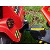 Traktor s ovládateľnou lyžícou 12V, mohutnými kolesami a konštrukcio, zvukovými a sveteľnými efektami, 2xnáhon, červený