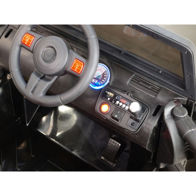 Džíp wrangler 4x4, náhon 4 Eva kolies, batérie 2x 12V/10Ah, 2,4G DO, USB,SD,Mp3,FM, otváracie dvere, čalunená sedačka, pérovanie