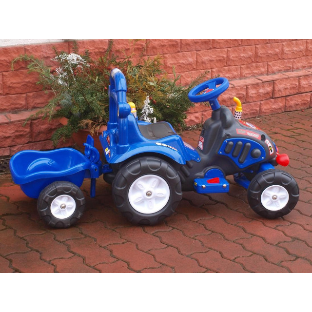 Elektrický traktor s vlečkou, modry, červený, zelený