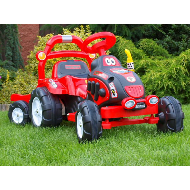 Elektrický traktor s vlečkou, modry, červený, zelený