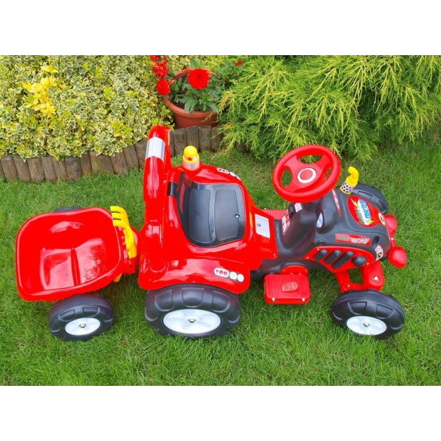 Elektrický traktor s vlečkou, modry, červený, zelený