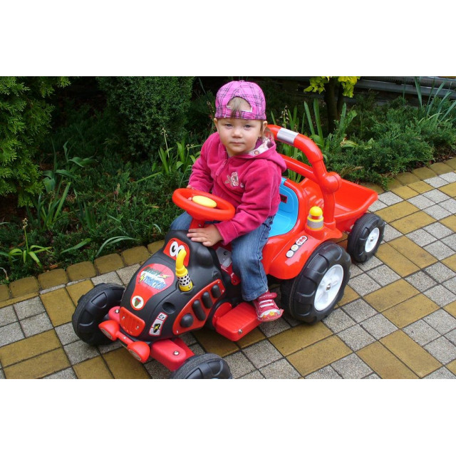 Elektrický traktor s vlečkou, modry, červený, zelený