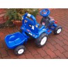 Elektrický traktor s vlečkou zelený