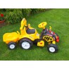 Elektrický traktor s vlečkou žltý