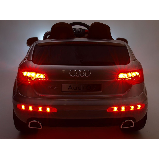 Audi Q7 s 2.4G DO, FM, prehrávač USB, čalunením, pérovaním, EVA kolesami, bohatým osvietením, 12V, biela