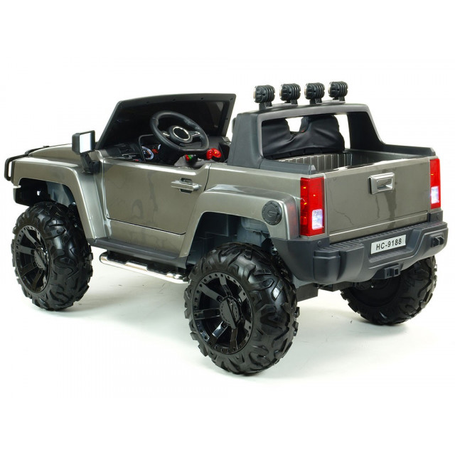 2-stný Hummer Simba s 2,4G DO,EVA kolesami,kývajúcimi nápravami,tlmičmi,USB,TF,Mp3,voltmetrom,čalunenou sedačkou,strieborná met.