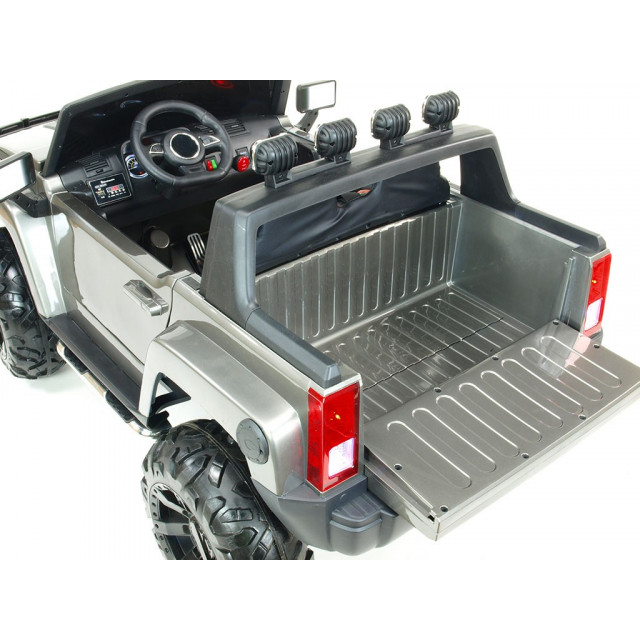 2-stný Hummer Simba s 2,4G DO,EVA kolesami,kývajúcimi nápravami,tlmičmi,USB,TF,Mp3,voltmetrom,čalunenou sedačkou,strieborná met.