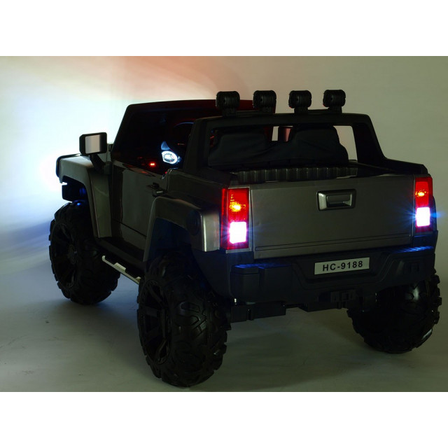 2-stný Hummer Simba s 2,4G DO,EVA kolesami,kývajúcimi nápravami,tlmičmi,USB,TF,Mp3,voltmetrom,čalunenou sedačkou,strieborná met.