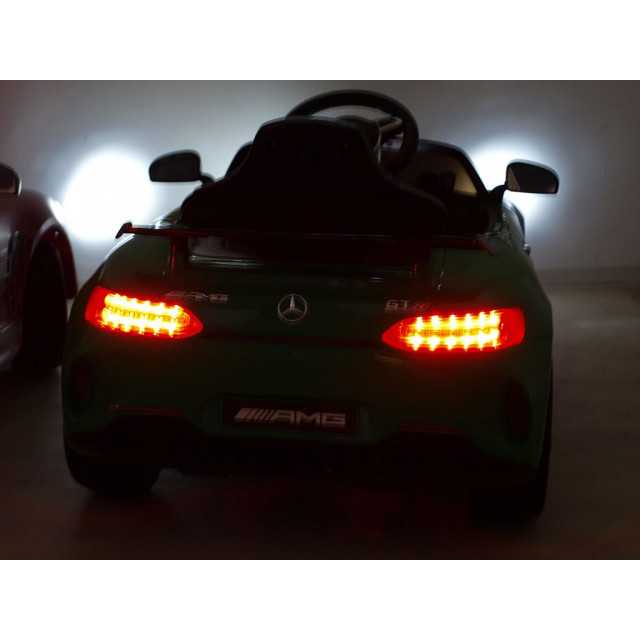 Mercedes - Benz S63 AMG, s 2.4G DO, pérovaním obidvoch náprav, EVA kolesami,12V, jahodovo červený