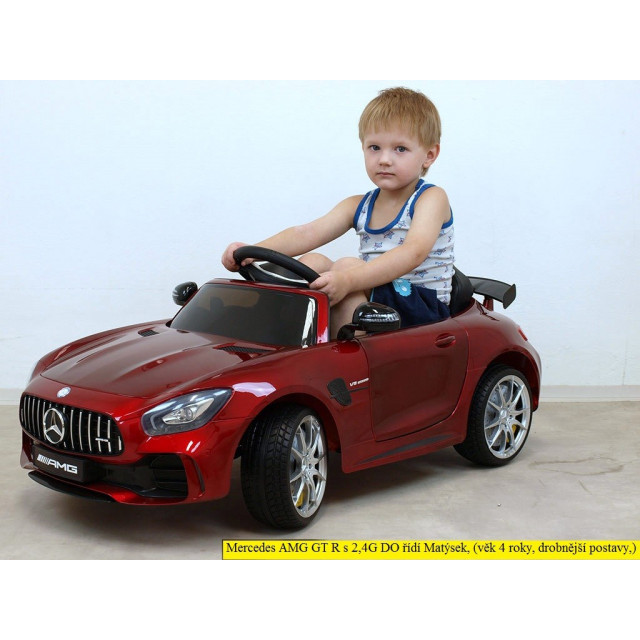 Mercedes - Benz S63 AMG, s 2.4G DO, pérovaním obidvoch náprav, EVA kolesami,12V, jahodovo červený