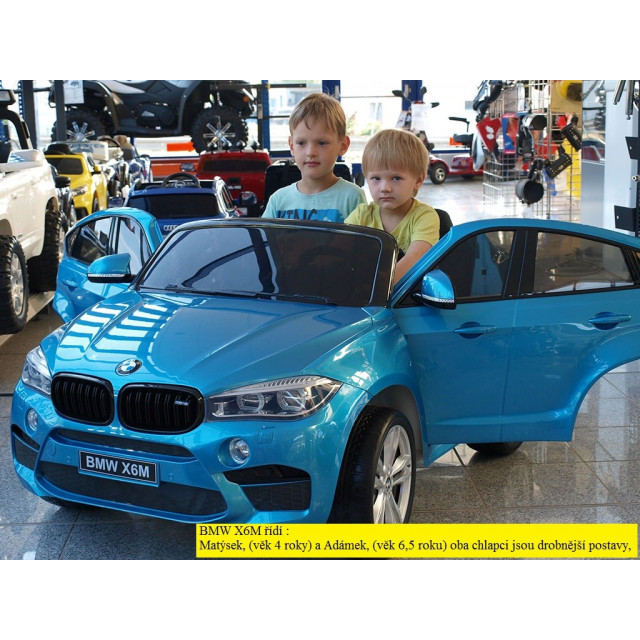 BMW X6 s 2,4G bluetooth DO, EVA kolesami, otváracími dverami,12V, čalunenou vyšívanou sedačkou, lakované čiernou farbou