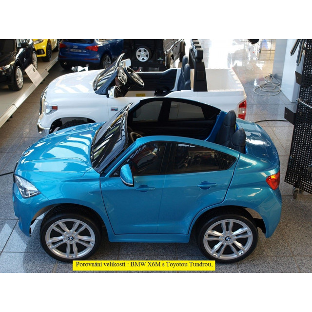 BMW X6 s 2,4G bluetooth DO, EVA kolesami, otváracími dverami,12V, čalunenou vyšívanou sedačkou, lakované čiernou farbou