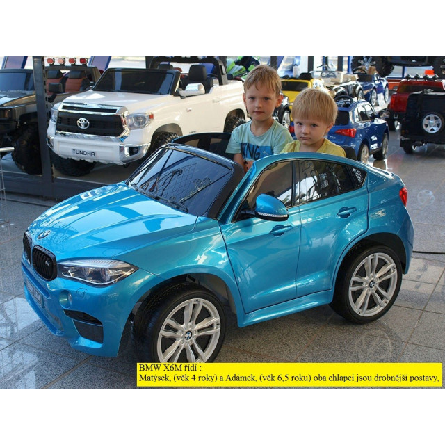 BMW X6 s 2,4G bluetooth DO, EVA kolesami, otváracími dverami,12V, čalunenou vyšívanou sedačkou, lakované čiernou farbou