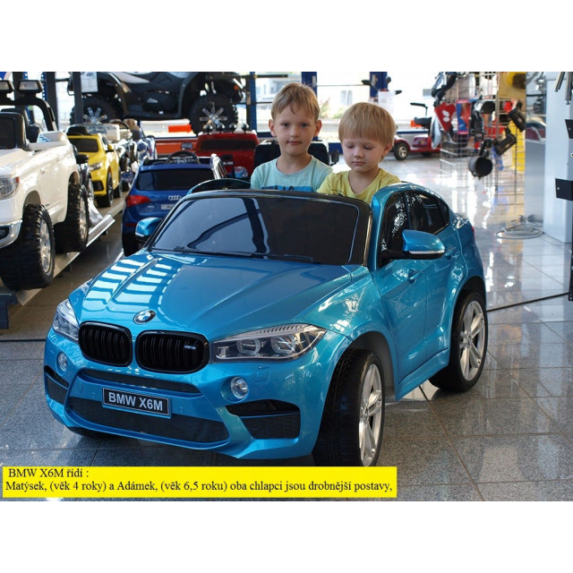 BMW X6 s 2,4G bluetooth DO, EVA kolesami, otváracími dverami,12V, čalunenou vyšívanou sedačkou, lakované čiernou farbou