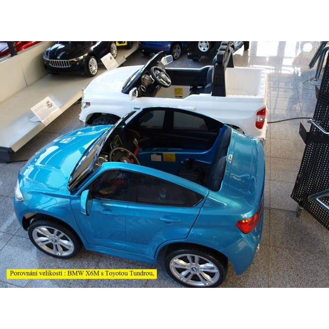 BMW X6 s 2,4G bluetooth DO, EVA kolesami, otváracími dverami,12V, čalunenou vyšívanou sedačkou, lakované čiernou farbou