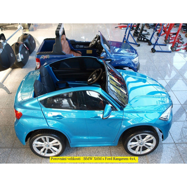 BMW X6 s 2,4G bluetooth DO, EVA kolesami, otváracími dverami,12V, čalunenou vyšívanou sedačkou, lakované čiernou farbou