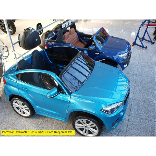 BMW X6 s 2,4G bluetooth DO, EVA kolesami, otváracími dverami,12V, čalunenou vyšívanou sedačkou, lakované čiernou farbou