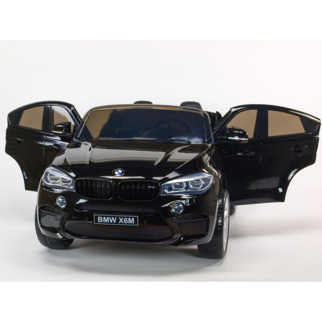 BMW X6 s 2,4G bluetooth DO, EVA kolesami, otváracími dverami,12V, čalunenou vyšívanou sedačkou, lakované čiernou farbou