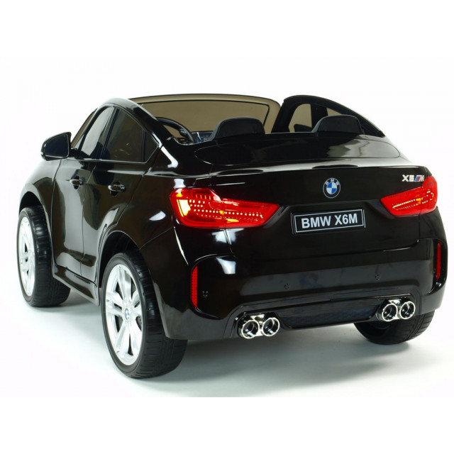 BMW X6 s 2,4G bluetooth DO, EVA kolesami, otváracími dverami,12V, čalunenou vyšívanou sedačkou, lakované čiernou farbou