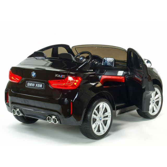 BMW X6 s 2,4G bluetooth DO, EVA kolesami, otváracími dverami,12V, čalunenou vyšívanou sedačkou, lakované čiernou farbou