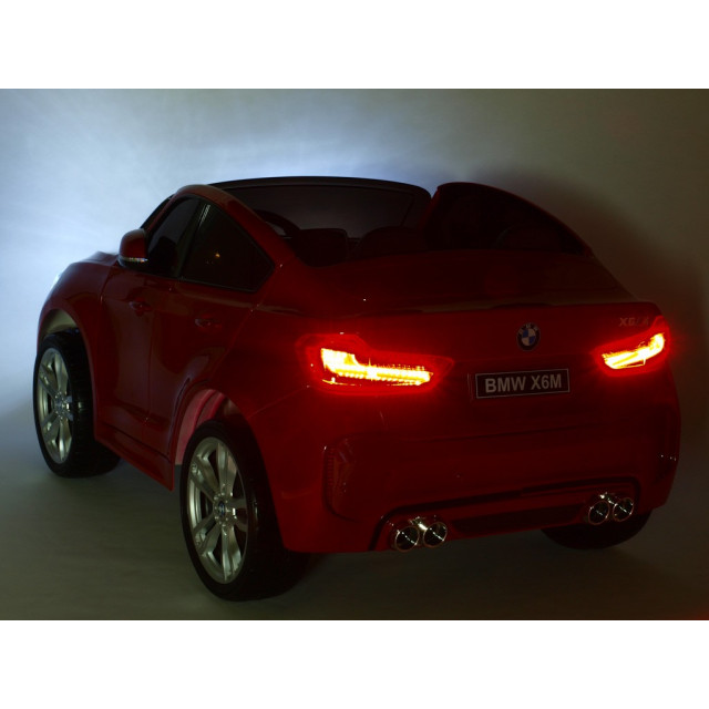 BMW X6 s 2,4G bluetooth DO, EVA kolesami, otváracími dverami,12V, čalunenou vyšívanou sedačkou, lakované čiernou farbou