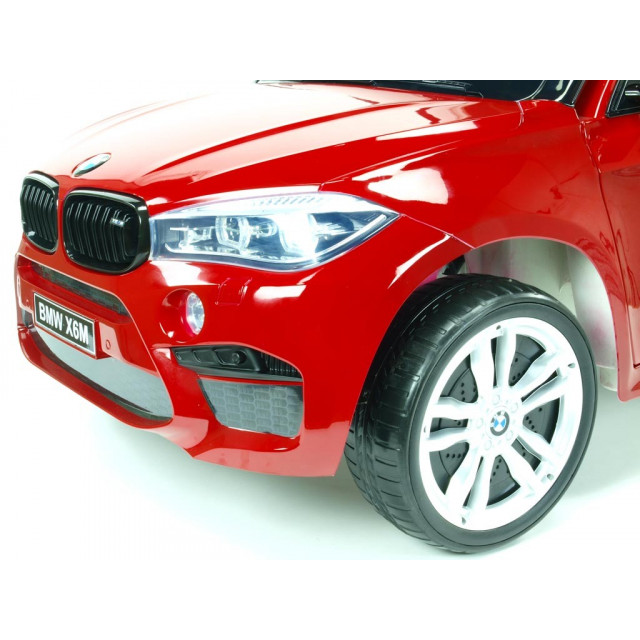 BMW X6 s 2,4G bluetooth DO, EVA kolesami, otváracími dverami,12V, čalunenou vyšívanou sedačkou, lakované čiernou farbou