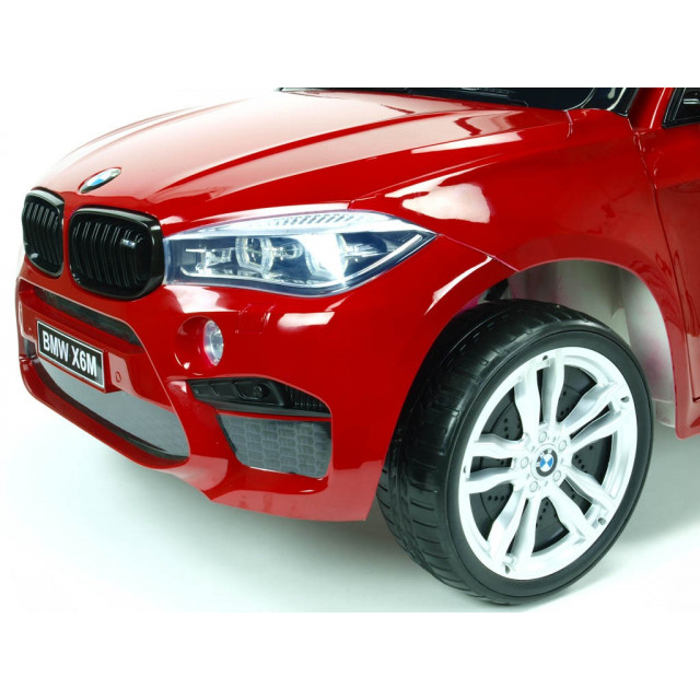 BMW X6 s 2,4G bluetooth DO, EVA kolesami, otváracími dverami,12V, čalunenou vyšívanou sedačkou, lakované čiernou farbou