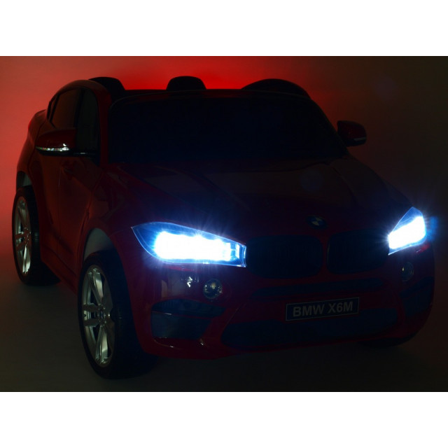 BMW X6 s 2,4G bluetooth DO, EVA kolesami, otváracími dverami,12V, čalunenou vyšívanou sedačkou, lakované čiernou farbou