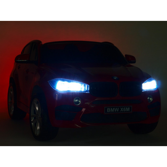 BMW X6 s 2,4G bluetooth DO, EVA kolesami, otváracími dverami,12V, čalunenou vyšívanou sedačkou, lakované čiernou farbou