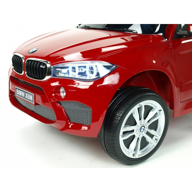 BMW X6 s 2,4G bluetooth DO, EVA kolesami, otváracími dverami,12V, čalunenou vyšívanou sedačkou, lakované čiernou farbou