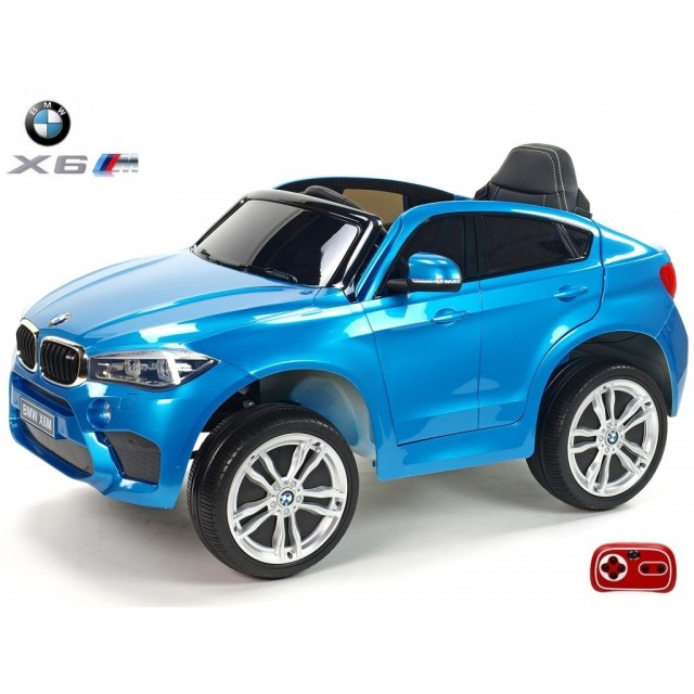 BMW X6 s 2,4G bluetooth DO, EVA kolesami, otváracími dverami,12V, čalunenou vyšívanou sedačkou, lakované čiernou farbou