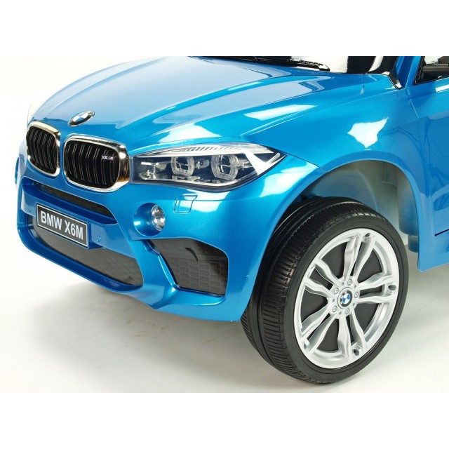 BMW X6 s 2,4G bluetooth DO, EVA kolesami, otváracími dverami,12V, čalunenou vyšívanou sedačkou, lakované čiernou farbou