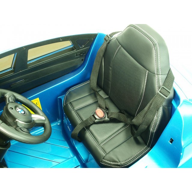 BMW X6 s 2,4G bluetooth DO, EVA kolesami, otváracími dverami,12V, čalunenou vyšívanou sedačkou, lakované čiernou farbou