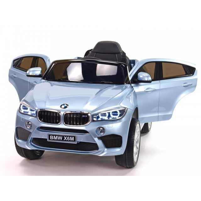 BMW X6 s 2,4G bluetooth DO, EVA kolesami, otváracími dverami,12V, čalunenou vyšívanou sedačkou, lakované čiernou farbou