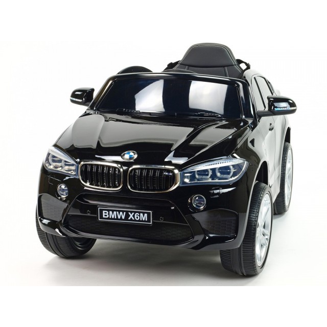 BMW X6 s 2,4G bluetooth DO, EVA kolesami, otváracími dverami,12V, čalunenou vyšívanou sedačkou, lakované čiernou farbou