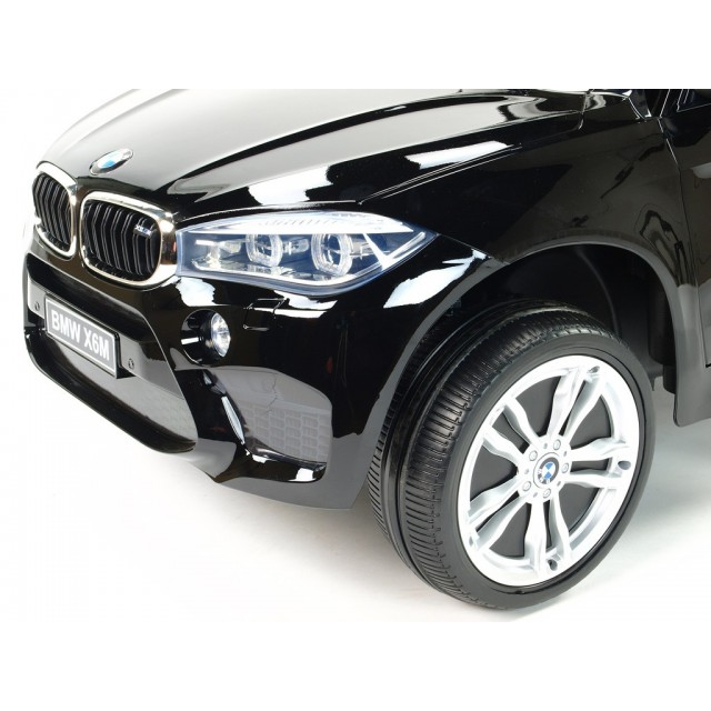 BMW X6 s 2,4G bluetooth DO, EVA kolesami, otváracími dverami,12V, čalunenou vyšívanou sedačkou, lakované čiernou farbou
