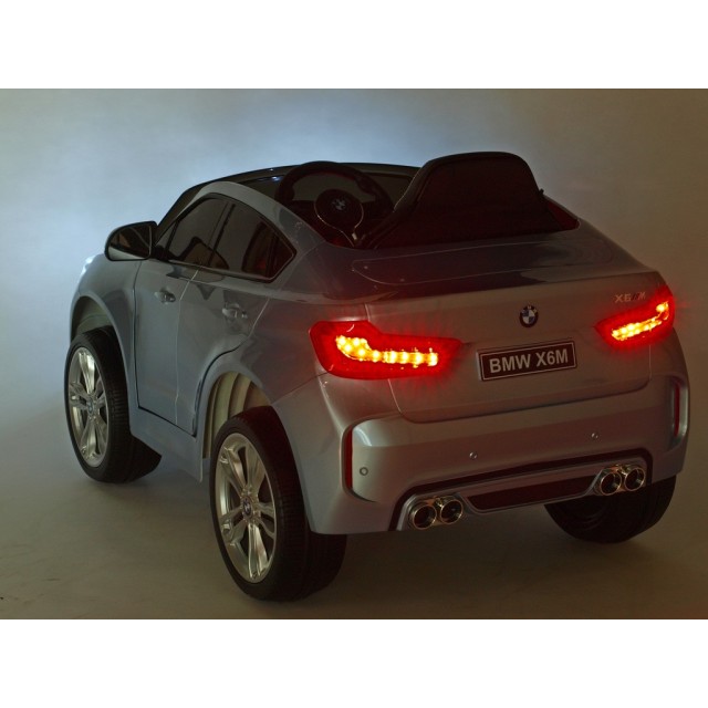 BMW X6 s 2,4G bluetooth DO, EVA kolesami, otváracími dverami,12V, čalunenou vyšívanou sedačkou, lakované čiernou farbou