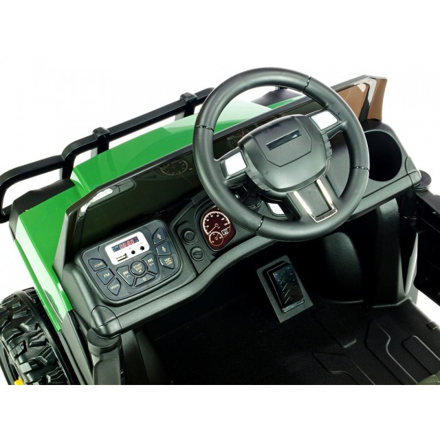 Farmárské auto s nákladnou korbou a lopatou