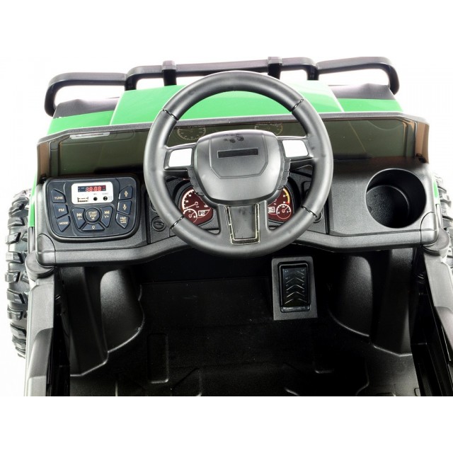 Farmárské auto s nákladnou korbou a lopatou