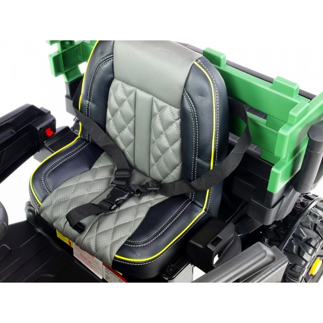 Farmárské auto s nákladnou korbou a lopatou