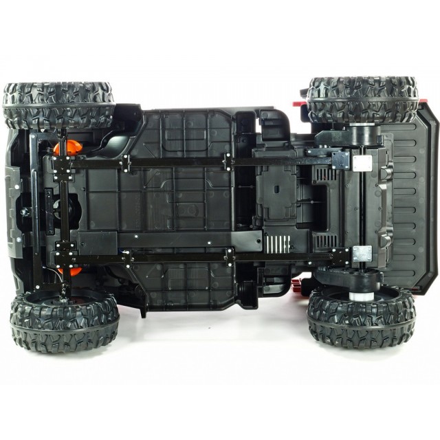 Farmárské auto s nákladnou korbou a lopatou