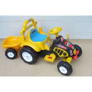 Elektrický traktor s vlečkou žltý