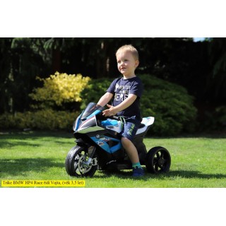 Elektrický traktor s funkčnou nakladaciou lyžicou